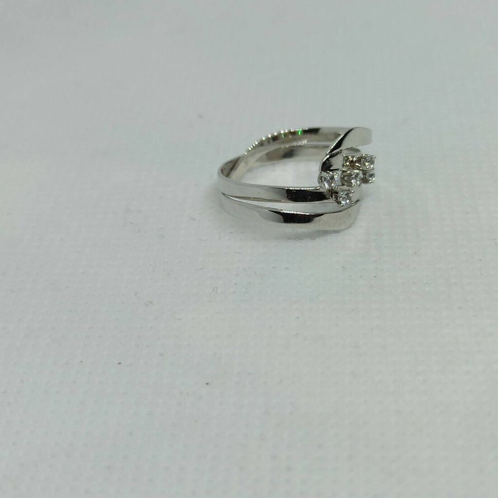 Anello ondulato moderno in oro bianco 18 kt con zirconi.