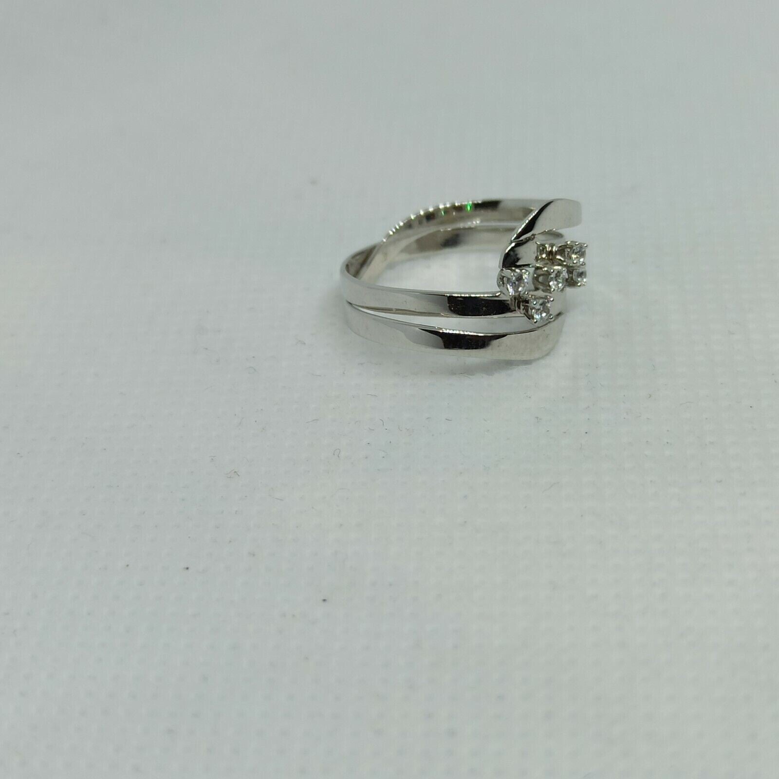 Anello ondulato moderno in oro bianco 18 kt con zirconi.