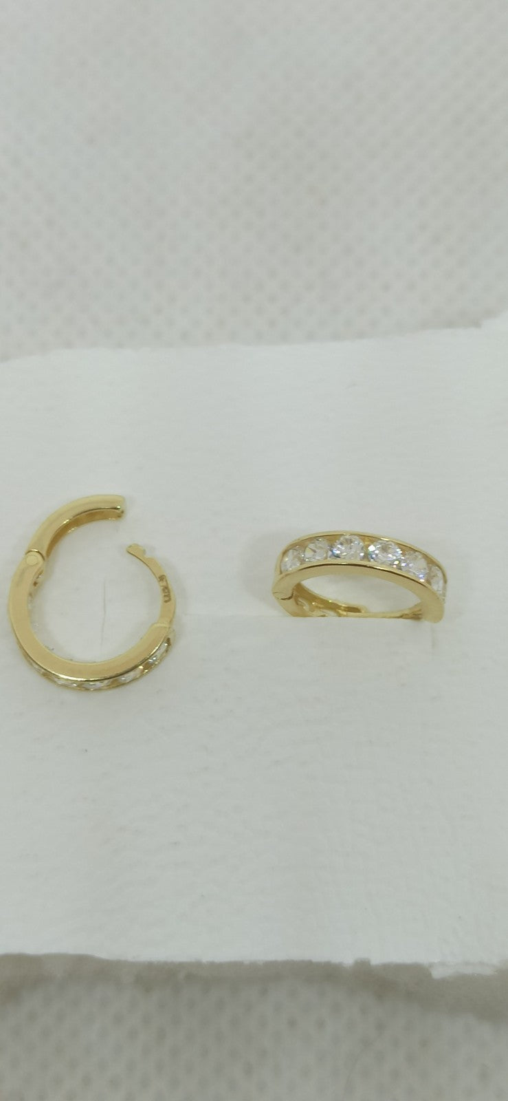 Orecchini cerchi in  oro giallo 18 kt lucido e zirconi bianchi .