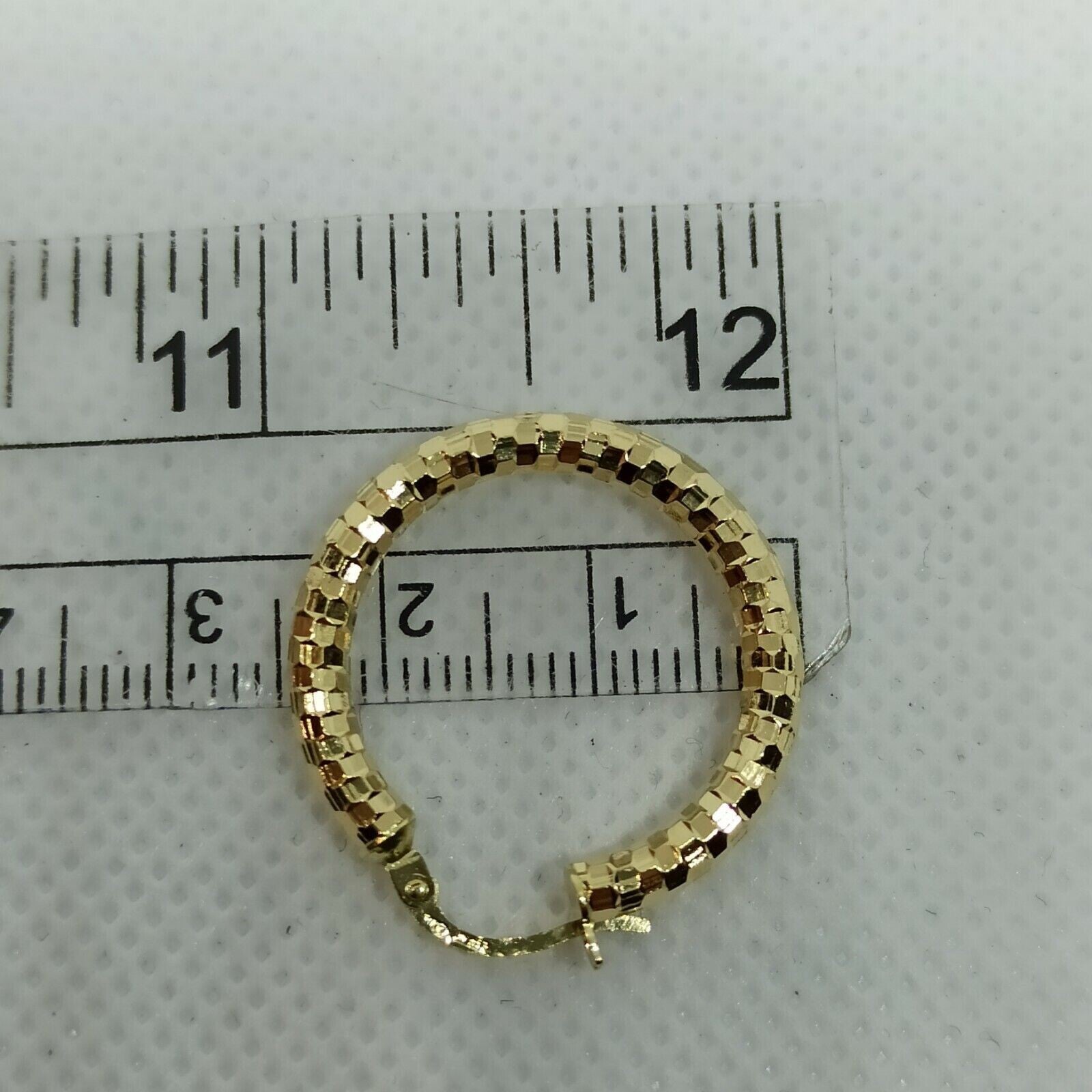 Orecchini cerchi oro giallo 18 kt  con incisioni molto luminoso diametro 21 mm