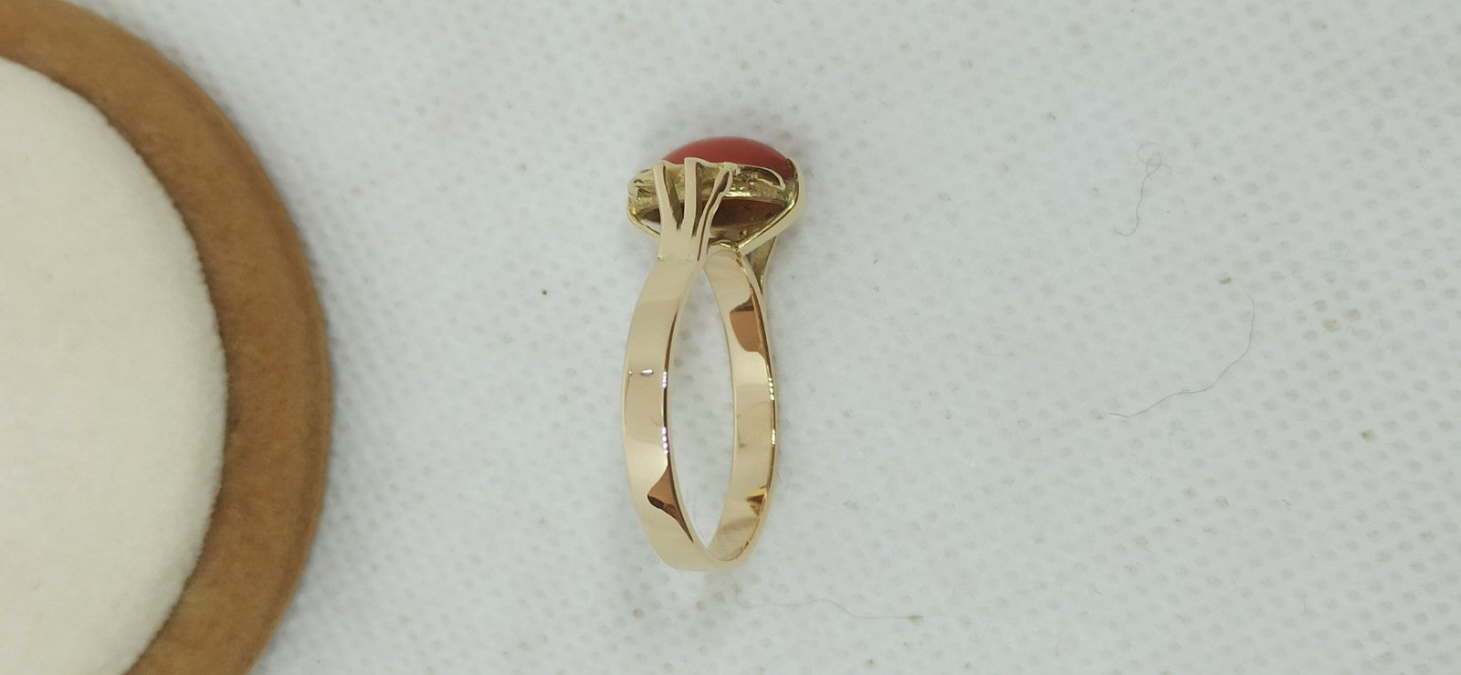 Anello da donna oro giallo 18 kt con corallo rosso del mediterraneo e diamanti .