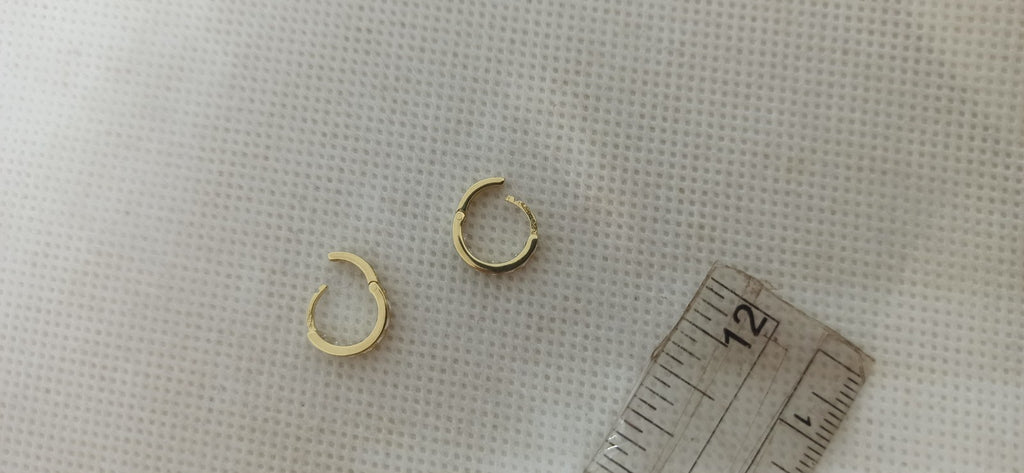 Orecchini cerchi in  oro giallo 18 kt lucido e zirconi bianchi .