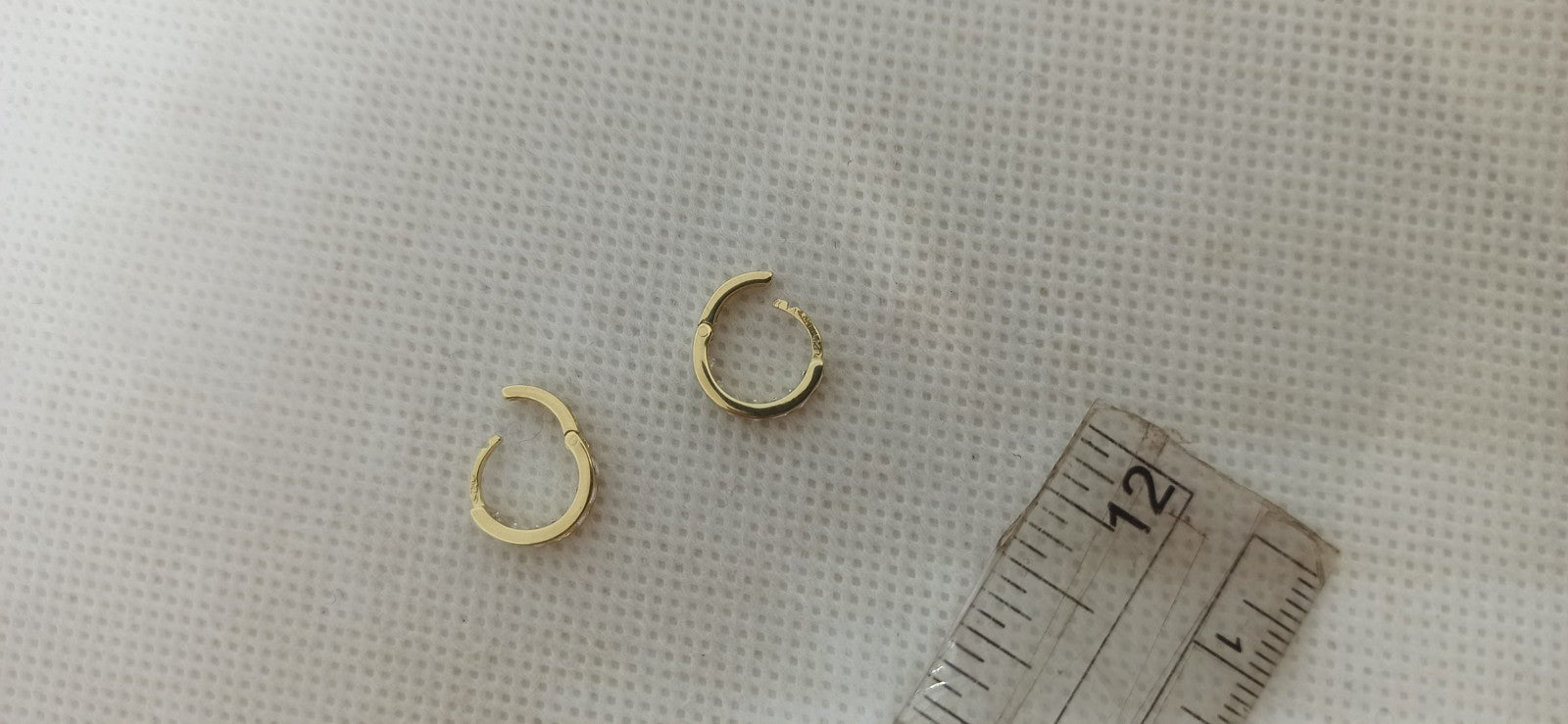 Orecchini cerchi in  oro giallo 18 kt lucido e zirconi bianchi .