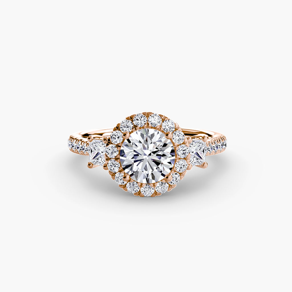 Anello a tre pietre contonato di diamanti